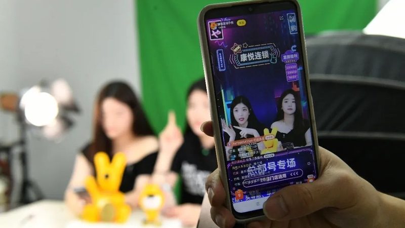 对于忙碌的业主来说，自己开荒保洁确实是一项负担。此时，可以选择以下替代方案：